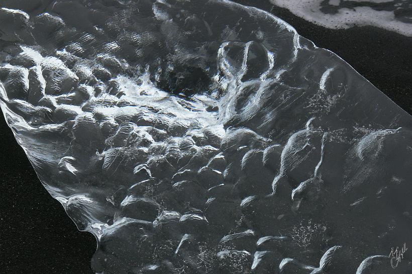 060805_Islande_Jokulsarlon_SE_845.JPG - Les plus petits morceaux de glace dérivent jusqu’à la mer via la rivière Jökulsá (le chenal). Certains échouent sur les plages de sable noir.