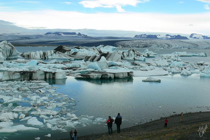060806_Islande_Jokulsarlon_SE_886.JPG - Il y a deux autres lacs glaciaires, Fjallsárlón et Breiðárlón près du Jökulsárlón. Les icebergs y sont tout aussi accessibles et impressionnants