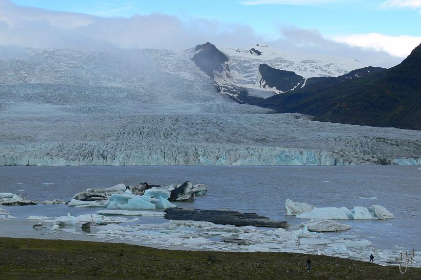 060806_Islande_Jokulsarlon_SE_917.JPG - Ici on voit bien la langue du glacier qui touche le lac et d'où se détachent les énormes icebergs. On voit la différence de taille entre les personnes à droite et le glacier situé à plusieurs centaines de mètres.