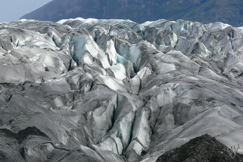 060806_Islande_Skaftafellsjokull_S_949.JPG - Le Skaftafellsjokull (jökull = glacier). La couleur grise est principalement due aux débris charriés par le glacier en mouvement.