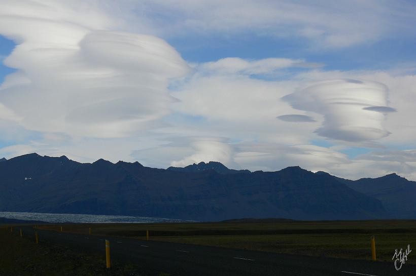 060806_Islande_Sud_932.JPG - Une formation de nuages lenticulaires. Ils sont souvent empilés comme des assiettes. Ce type de nuage se forme au dessus de 2000 m d'altitude.