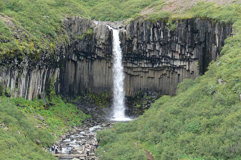 060806_Islande_Svartifoss_S_957.JPG - La cascade Svartifoss avec les fameuses orgues basaltiques que l'on peut voir autour. Le nom est composé de - svart=noir - et de - foss=cascade -