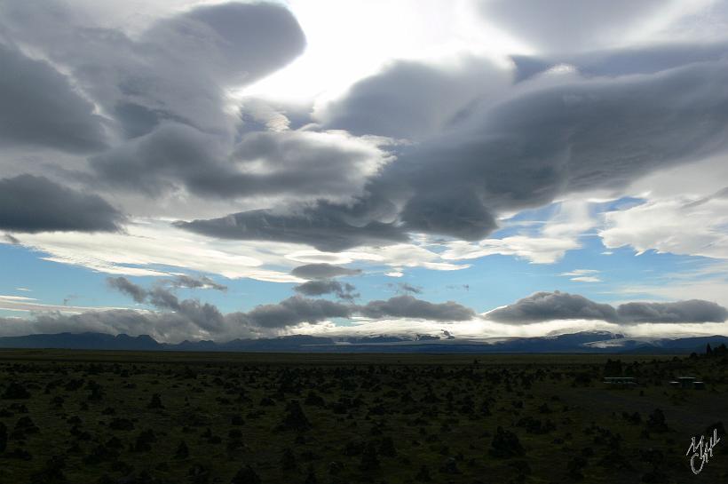060806_Islande_Vik_Sud_055.JPG - En route vers Vik à la pointe sud de l'île. Les formations nuageuses en Islande sont souvent très étranges...peut être des signes des elfes ou des trolls?
