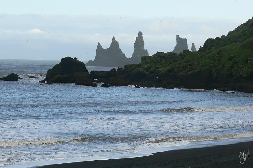 060806_Islande_Vik_Sud_068.JPG - Vik est le seul village côtier sans port. Au milieu des flots, des aiguilles rocheuses et noires dont on raconte qu’elles sont des trolls pétrifiés lors du lever du soleil. Ces falaises de 120m de haut sont le point le plus au sud de l'Islande.