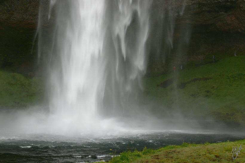 060807_Islande_Seljalandsfoss_385.JPG - Les chutes de Seljalandfoss, 65 mètres de haut, ont la particularité de pouvoir être observées sous tous les angles. Il est rare, même en Islande, de pouvoir passer derrière le rideau de la chute d’eau comme ici.