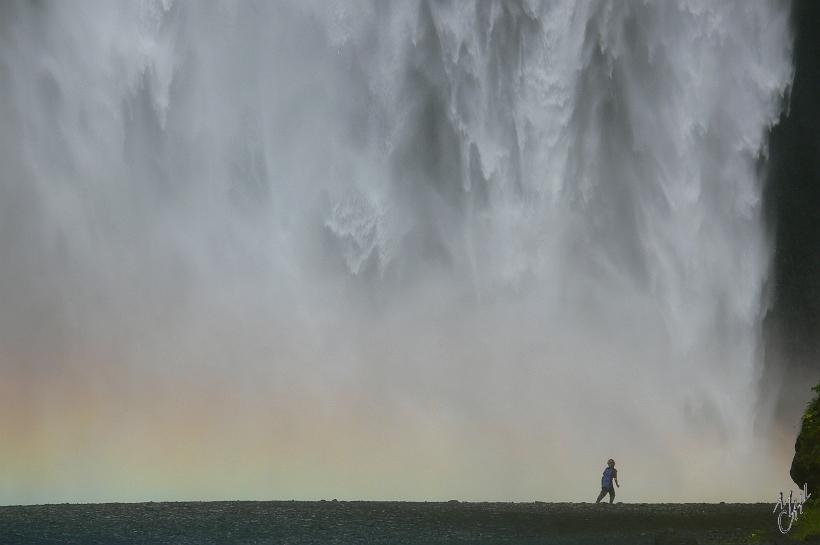 060807_Islande_Skogafoss_TresorViking_333.JPG - L'eau tombe de 60 m en formant une chute d'une largeur de 25 m. C'est une des plus célèbres et des plus visitées du pays.