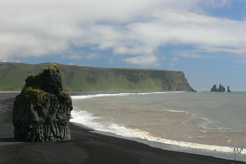 060807_Islande_Vik_295.JPG - Vik avec sa plage et les falaises à Macareux.