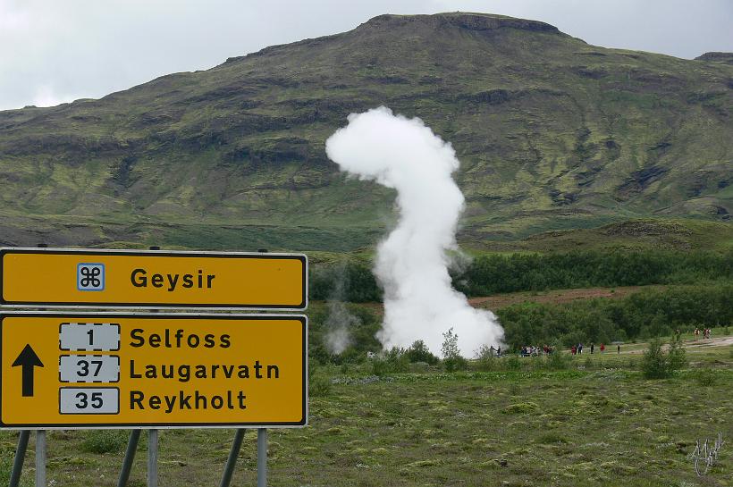 060808_Islande_Geysir_Sud_534.JPG - Le mot "geyser" est d’origine islandaise. Il vient de "Geysir" un célèbre geyser islandais dont le nom est en fait tiré du mot islandais "gjosa" qui signifie "jaillir". C'est une source d’eau chaude qui jaillit à intervalles plus ou moins réguliers en projetant vapeur et eau à haute température.