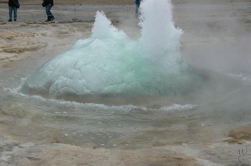 060808_Islande_Geysir_Sud_571.JPG - Quand la pression devient trop importante, l’eau bouillonnante et de grosses bulles de gaz sont expulsées du conduit souterrain.
