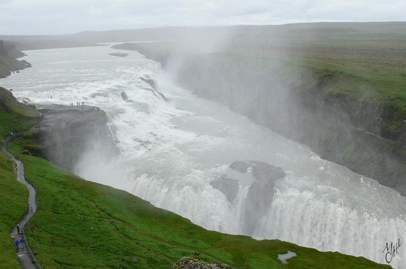 060808_Islande_Gulfoss_505.JPG - Gullfoss "Les chutes d’or". Elles doivent leur nom à l’arc en ciel qu'on peut y voir les jours de beau temps. L'eau de cette cascade se déverse avec un débit de 130m³/s sur deux étages dans une gorge de 70 mètres de profondeur.