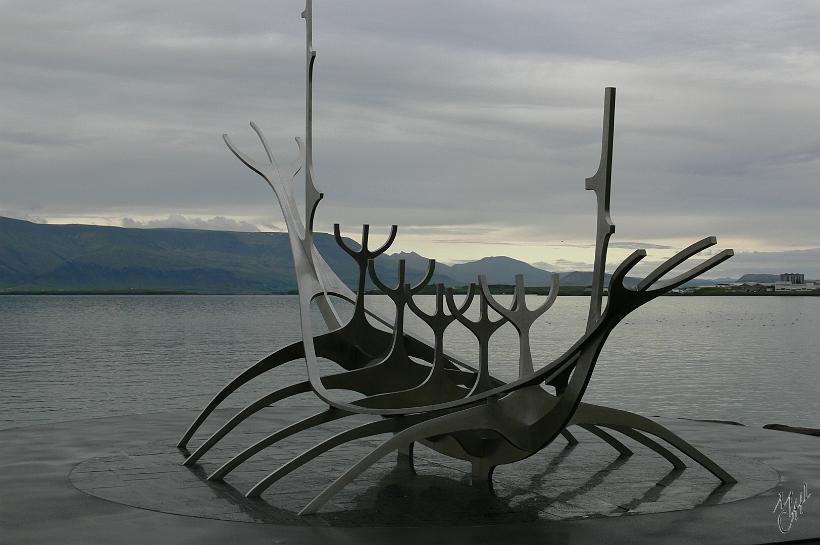 060809_Islande_Reykjavik_790.JPG - Reykjavík capitale de l'Islande. C'est la ville la plus peuplée du pays, avec environ 180 000 habitants. C'est la capitale la plus au nord du monde. Ici la sculpture Solfar (voyageur du soleil) qui représente un bateau de Viking.
