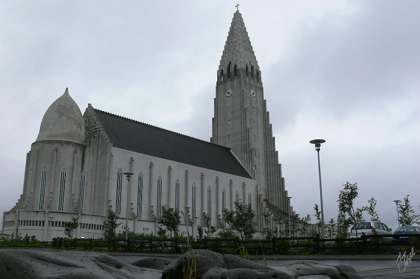 060810_Islande_Reykjavik_793.JPG - La cathédrale Hallgrimskirkja, 75m de hauteur.