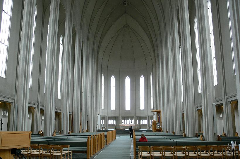 060810_Islande_Reykjavik_800.JPG - Construite entre 1945 et 1986, l’église de Hallgrimskirkja est le plus grand bâtiment d’Islande et un des symboles de Reykjavík.