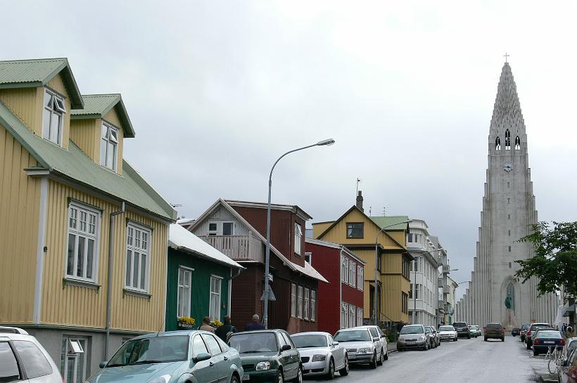 060810_Islande_Reykjavik_811.JPG - La ville de Reykjavík se situe à l'endroit même où s'installèrent les premiers colons en 874. Les maisons sont multicolores. Au fond la cathédrale de la ville.