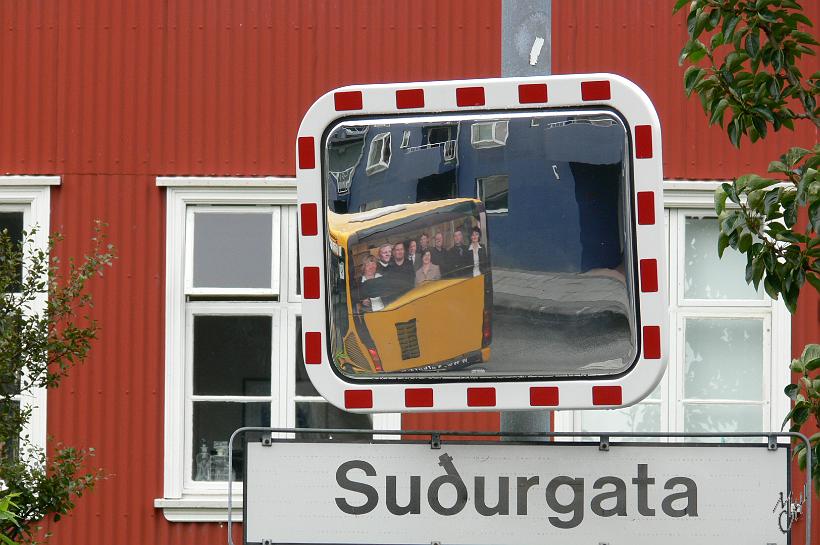 060810_Islande_Reykjavik_827.JPG - Coup de chance pour cette photo de miroir d'angle d'une rue de Reykjavík...par hasard il y avait juste un bus...qui par hasard avait une grande affiche avec des islandais sur sa vitre arrière.