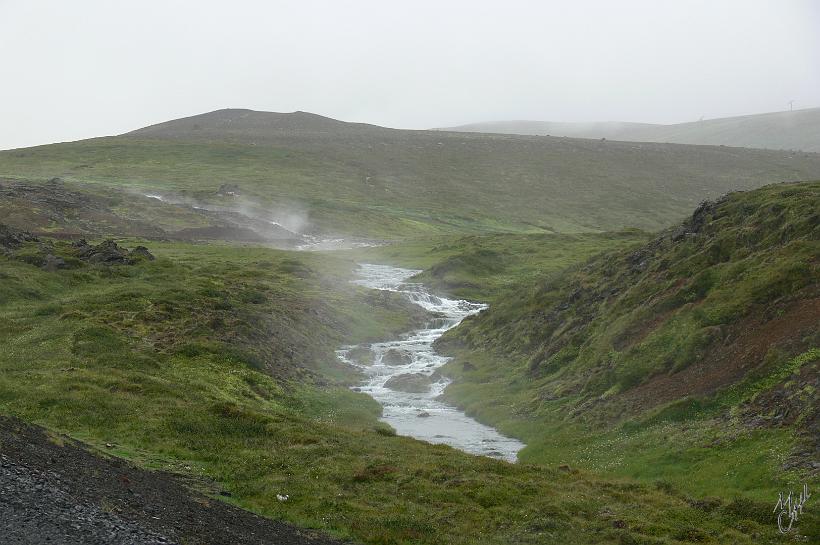 P1010400.JPG - Près de Mývatn, qui signifie -le lac des mouches- Heureusement, ce jour là il pleuvait, je n'ai donc pas trop été importuné. Comme à de nombreux endroit en Islande, on observe des sources chaudes ou des ruisseaux bouillonnants.