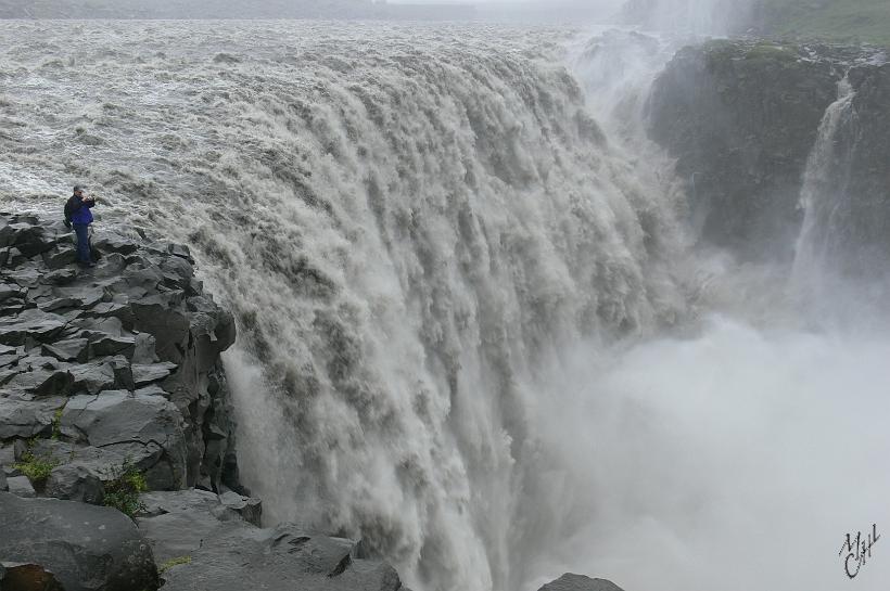 P1010428.JPG - Dettifoss est la plus grande cascade d'Europe avec 500 m3/s, 45m de haut, 100m de large.