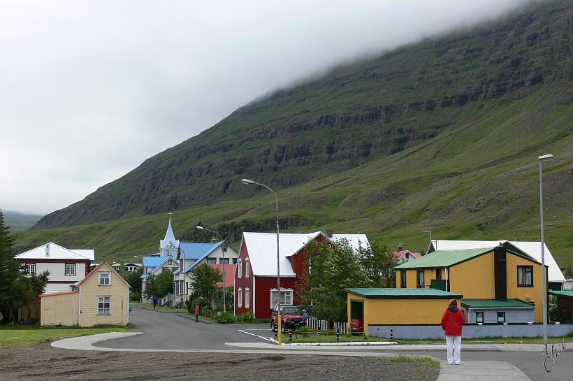 P1010532.JPG - C'est une petite ville, mais Seyðisfjörður est avant tout le port islandais le plus proche des îles Faeroe et de l'Europe. Depuis 1975 a été mis en place un ferry qui une fois par semaine amène des centaines de touristes de toute la scandinavie.