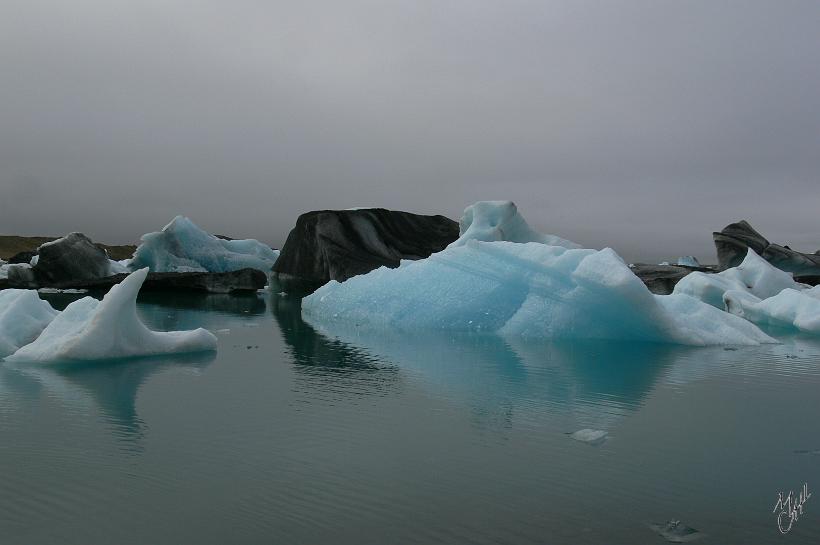 P1010803.JPG - Tous les jours de nombreux icebergs se détachent du Vatnajökull (plus grand glacier d'Europe) et flottent dans le lac Jökulsárlón situé entre le glacier et la mer.
