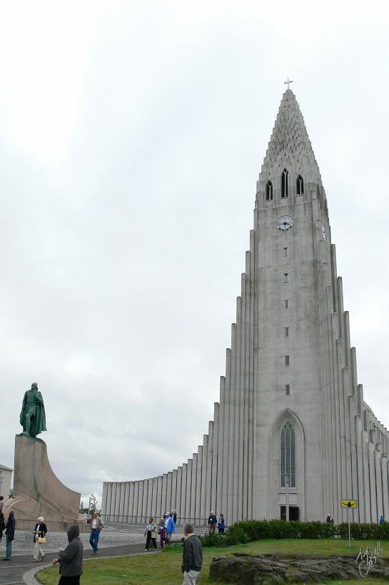 P1020807.JPG - Les rochers d'orgues basaltiques sont considérés comme les cathédrales des trolls. En hommage à cette légende, les islandais ont bâti leur propre cathédrale à Reykjavík, Hallgrímskirkja, avec des strates verticales imitant les colonnes basaltiques.