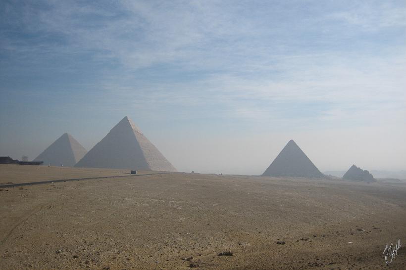 IMG_4230.JPG - Les pyramides de Gizeh érigées 2500 ans avant JC. De gauche à droite: Chéops, Chéphren, et Mykerinos. La plus grande (Chéops) est la seule des sept merveilles du monde à toujours exister.