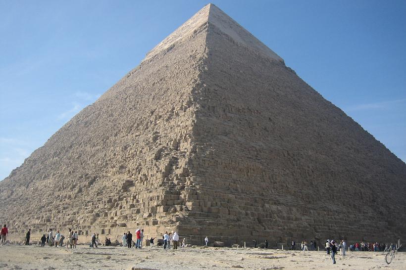 IMG_4240.JPG - Pyramide de Chéops (230m de côté, 146,6m de hauteur). Environ 2500 ans avant J.C. Pour sa construction, il a été utilisé environ 2,5 millions de blocs de pierre, dont le plus petit pèse une tonne. Elle est la plus grande pyramide d'Egypte.