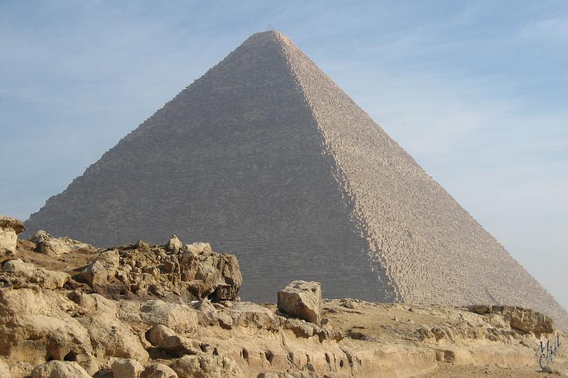 IMG_4260.JPG - La pyramide de Chéphren haute de 143m et large de 215m. On a l'impression qu'elle est plus grande que celle de Chéops car elle est bâtie sur un emplacement 10 m plus haut. Mais Chéops est plus haute de 3m.