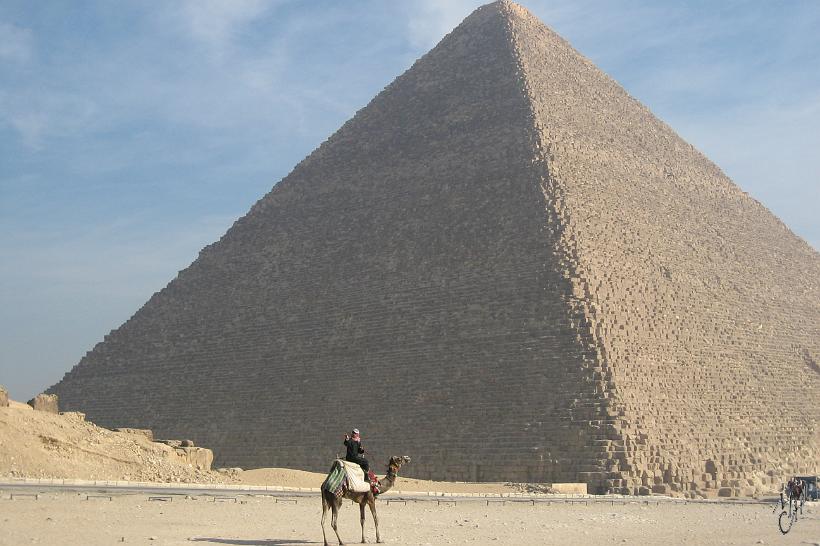 IMG_4262.JPG - Pyramide de Chéphren (143 m de hauteur)
