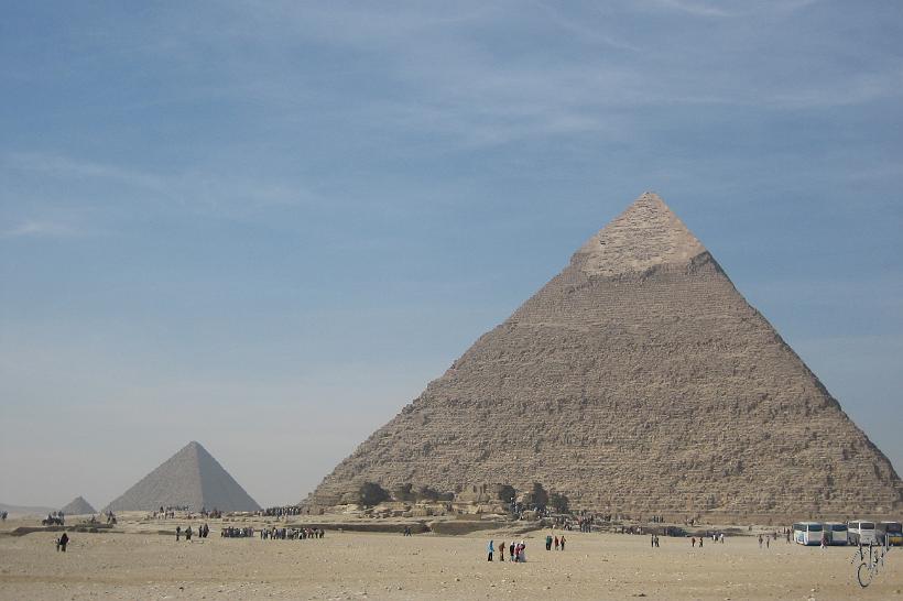 IMG_4275.JPG - La pyramide Chéops était lisse. Des restes du revêtement qui lui donnait un aspect lisse et reflétait la lumière du soleil, se trouvent encore sur le haut de la pyramide. Son revêtement fut volé au cours de XIVème siècle pour construire la ville du Caire.