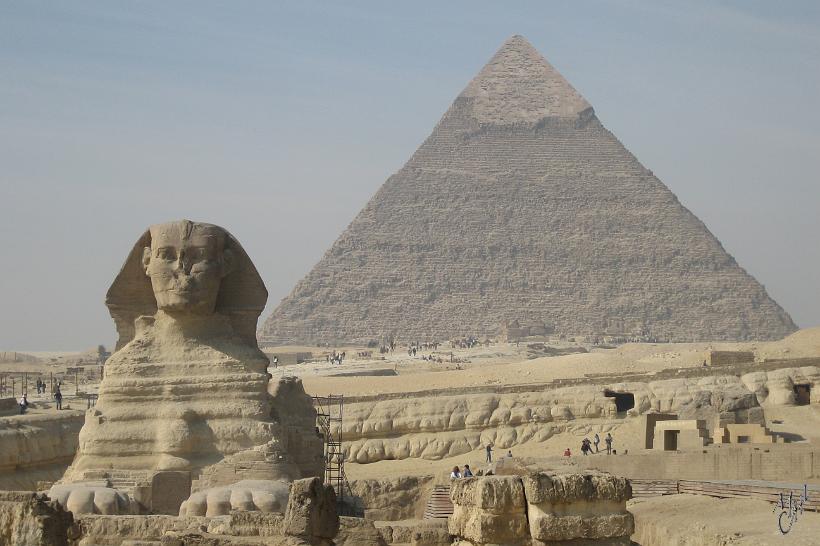 IMG_4297.JPG - Le Sphinx représente le pharaon avec sa force (le corps du lion) et sa puissance spirituelle (la tête royale). Posté devant les deux temples et les pyramides, il est le gardien du complexe funéraire de Gizeh.