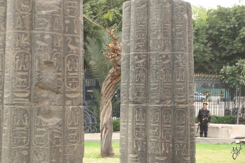 IMG_4327.JPG - Des colonnes devant le musée du Caire.
