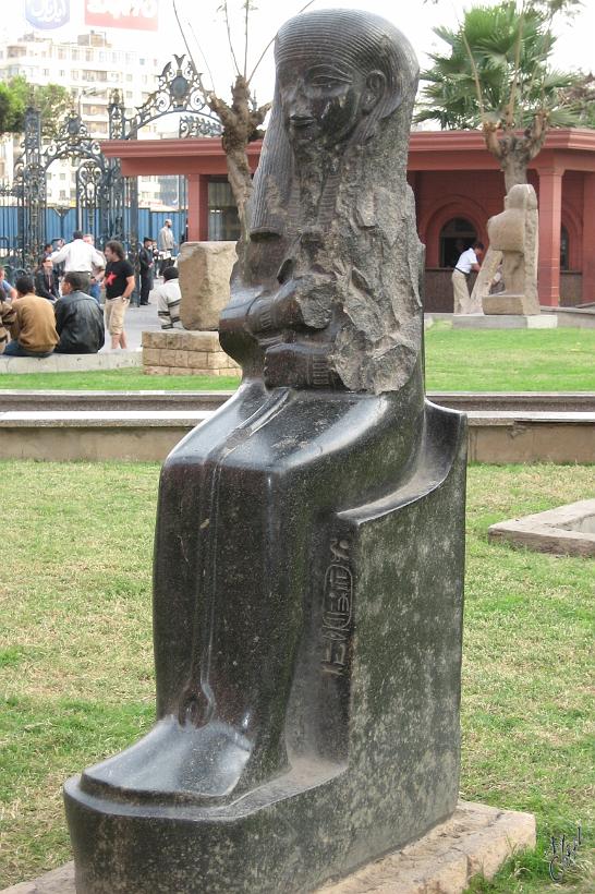IMG_4328.JPG - Une statue devant le musée du Caire