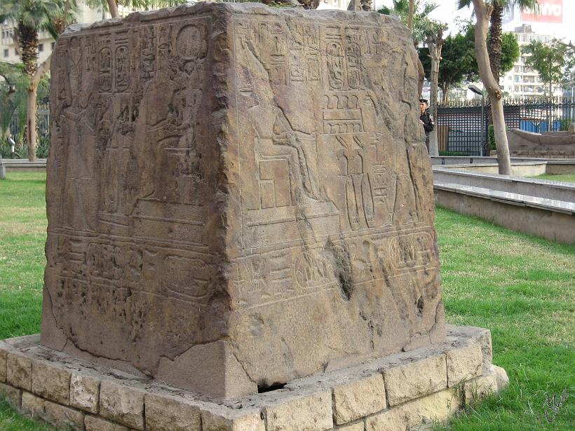 IMG_4331.JPG - Un reste d'une colonne avec des hiéroglyphes, devant le musée du Caire. Les premières traces de hiéroglyphes datent de 4000 ans avant J.C.