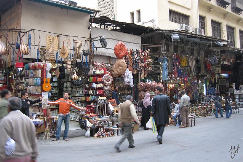 IMG_4364.JPG - Le quartier de Khan El Khalili, l'un des plus grands souks du Caire. Vieux de 600 ans, il se compose de passages et de ruelles avec des artisans, des bijoux, des vendeurs de parfums et d’épices...