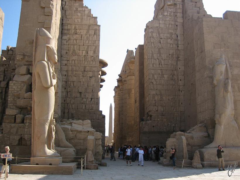 IMG_4441.JPG - L'entrée du temple de Karnak. A gauche la statue de Ramsès II (1290 - 1224 avant J.C.) avec la représentation d'une de ses filles devant ses pieds.