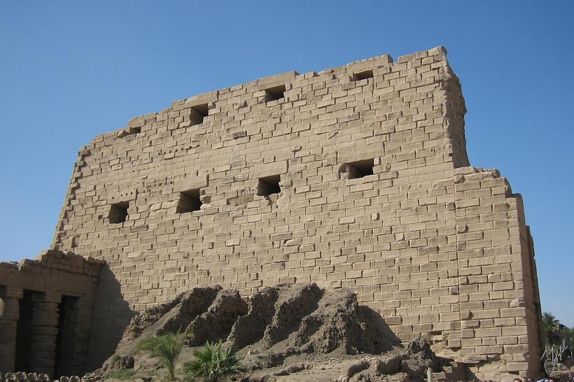 IMG_4444.JPG - Des restes du mur d'enceinte du temple de Karnak.