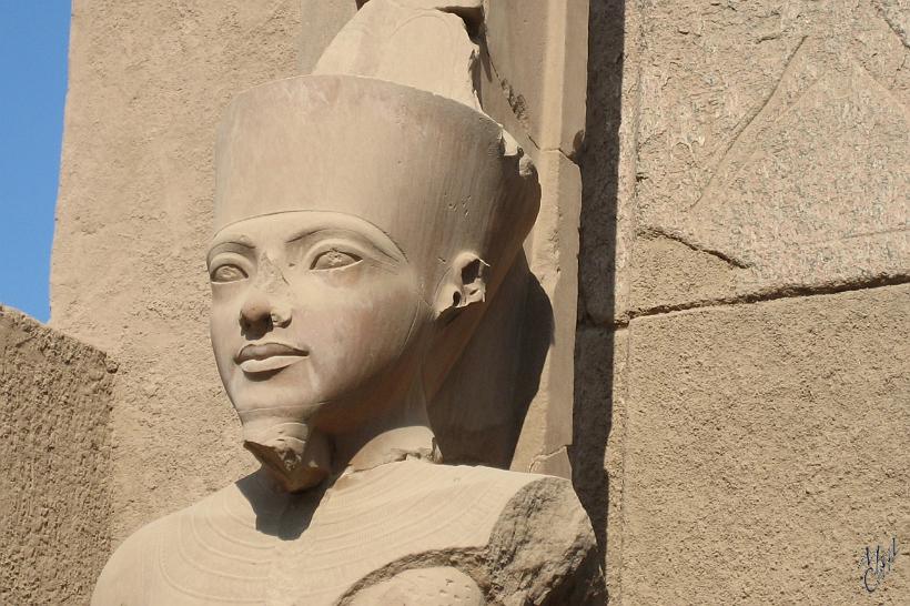 IMG_4463.JPG - Une des nombreuses divinités représentées au temple de Karnak. C'est au IV ème siècle après J.C. que le christianisme met fin aux cultes des anciens dieux égyptiens.