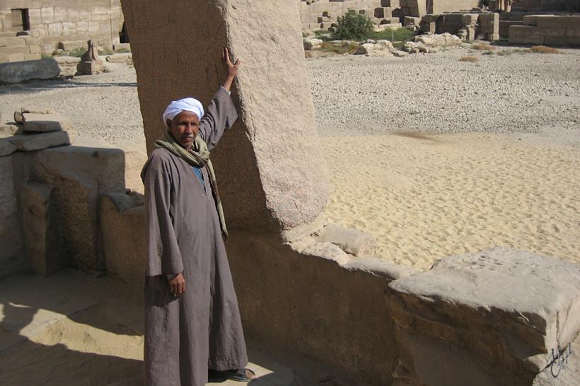 IMG_4464.JPG - Un des gardiens actuels du temple de Karnak. Ce temple est en fait constitué de plusieurs temples construits pour différents dieux et déesses. Mais le principal dieu vénéré était Amon-Rê (après s'être crée lui-même, il a crée les choses et les êtres).