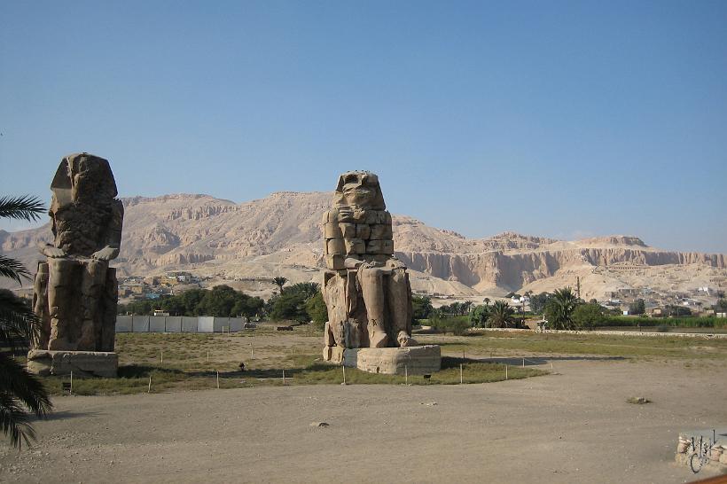 IMG_4496.JPG - Les colosses de Memnon sont deux sculptures de pierre monumentales situées près de Thèbes. Ce sont les derniers vestiges du palais d'Amenhotep III, construit en 1500 av. J.C.