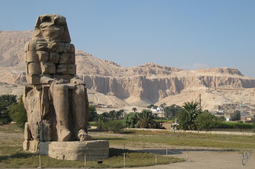 IMG_4498.JPG - Ces statues sont hautes de 18 mètres et d'un poids de plus de 1300 tonnes. Elles représentent le pharaon Aménophis III qui fut l'un des plus grands bâtisseurs de l'Égypte ancienne.
