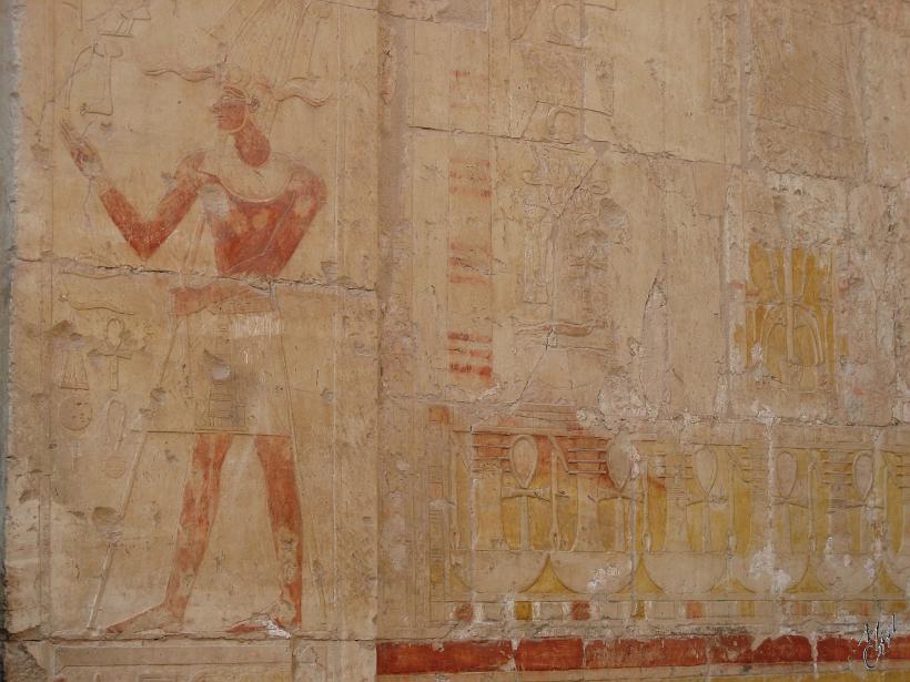 IMG_4540.JPG - Hatchepsout était une reine-pharaon de la période 1500 av. J.C. Elle est souvent représentée en homme afin d'être acceptée en tant que roi. C'est elle qui au lieu de la couronne, utilise la fausse barbe et le Némès (coiffe la plus emblématique des pharaons).