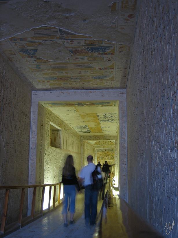 IMG_4594.JPG - Toutes les paroies et les plafonds sont couverts de peintures et hiéroglyphes.