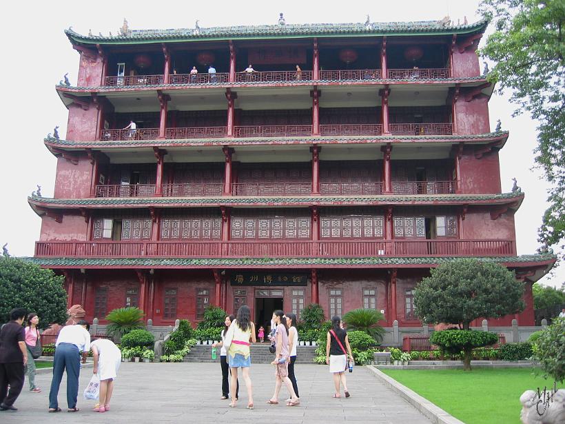0506gz_IMG_1749.jpg - Le temple Zhenhai Tower (dynastie des Ming), construit en 1380. Il se situe dans le Parc Yuexiu Gongyuan, au centre de Guangzhou. C'est aujourd'hui un musée qui retrace 2000 ans d'histoire de différentes dynasties.