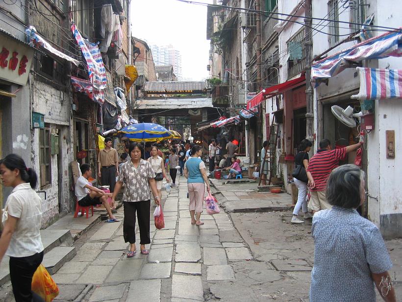 0506gz_IMG_1758.jpg - Une petite ruelle dans les vieux quartiers de Guangzhou. On y trouve des boutiques avec tout ce dont la "ménagère" peut avoir besoin. Il est conseillé aux étrangers de marchander afin de ne pas payer le prix fort "spécial touriste"
