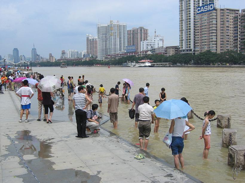 0506gz_IMG_1774.jpg - La rivière des Perles à Guangzhou, déborde lors des pluies d'été. Pour le plus grand plaisir des enfants qui s'y baignent. Un gros problème en Chine est la mauvaise qualité de l'air et la pollution de l'eau...ne jamais boire d'eau non bouillie, ne jamais rien manger cru, éplucher tous les fruits (même les raisins).