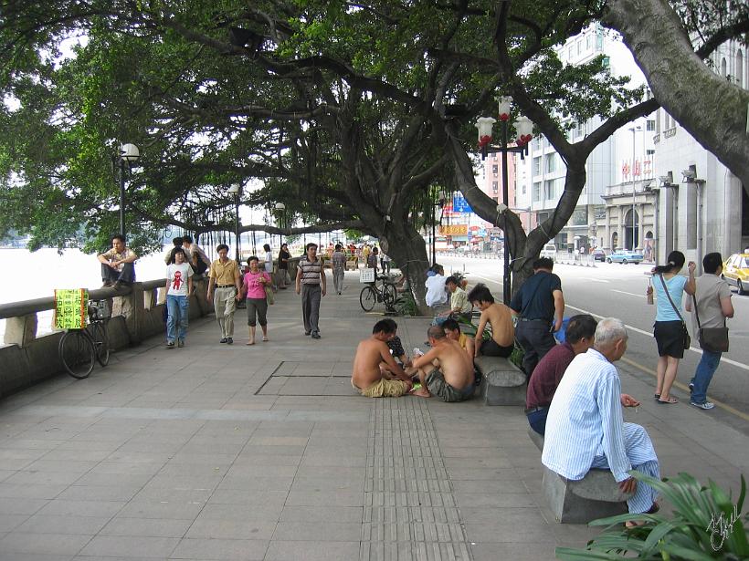 0506gz_IMG_1781.jpg - Aux heures les plus chaudes de la journée et pendant les soirées "plus fraîches", les Cantonais se retrouvent sur les bords de la Pearl River. Pour se promener, jouer aux cartes ou simplement s'asseoir.