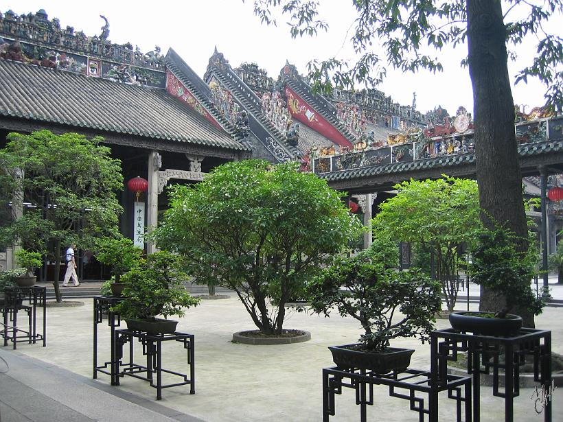 0506gz_IMG_1785.jpg - Les bâtiments du temple Chen sont divisés en trois selon la tradition de Confucius: un pour recevoir, un pour se réunir et un pour célébrer les ancêtres.