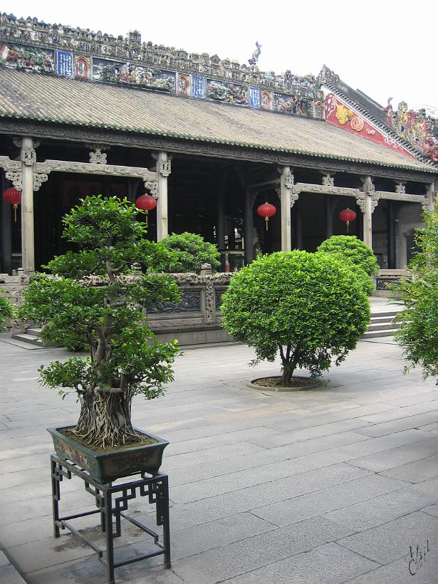 0506gz_IMG_1789.jpg - Dans ce temple sont exposés de la vaisselle, des meubles et de magnifiques sculptures en ivoire. Un petit coin de paradis et de repos au centre de Guangzhou.