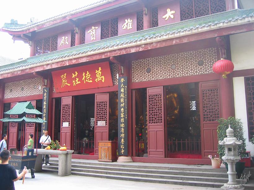 0506gz_IMG_1798.jpg - Le Temple des six banians tient son nom d’un célèbre poète chinois, Su Dongpo qui, au 11e siècle, le baptisa ainsi en raison des six grands arbres devant l’édifice.