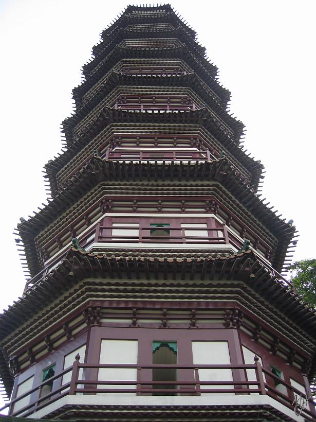 0506gz_IMG_1809.jpg - Le Temple des six banians. La pagode de la Fleur construite en 1098 haute de 54 m avec 17 étages. A l’intérieur, reposent 88 bouddhas (chiffre porte-bonheur en Chine)